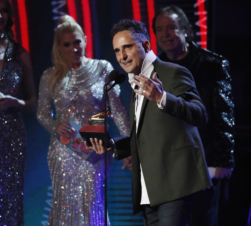 El cantautor uruguayo Jorge Drexler recibe el Latin Grammy a la canción del año.&nbsp;