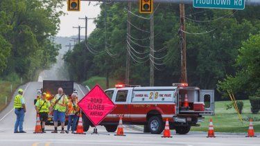 Elementos del departamento de bomberos de Barren Hill bloquean una intersección tras el descarrilamiento de un tren, la mañana del lunes 17 de julio de 2023, cerca del municipio de Whitemarsh, Pensilvania.   