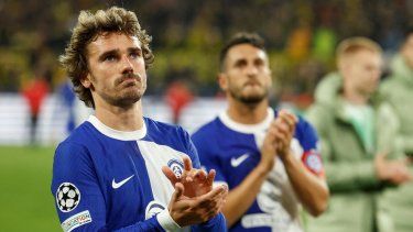 El delantero francés del Atlético de Madrid # 07 Antoine Griezmann (L) y sus compañeros reaccionan después del partido de fútbol de vuelta de los cuartos de final de la Liga de Campeones de la UEFA entre el Borussia Dortmund y el Atlético de Madrid en Dortmund, Alemania occidental, el 16 de abril de 2024. El equipo español consiguió el boleto para el Mundial de CLubes 2025 en Estados Unidos &nbsp;