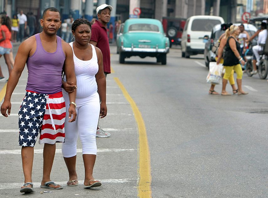 Una pareja camina por una calle de La Habana. (EFE)