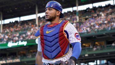Willson Contreras, cátcher venezolano de los Cachorros de Chicago, vuelve a la cueva durante el juego ante los Piratas de Pittsburgh, el 25 de julio de 2022