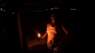 Un residente usa una lata de bencina para alumbrarse mientras sigue sin electricidad una semana después del huracán Ian en La Coloma, en la provincia de Pinar del Río, Cuba.