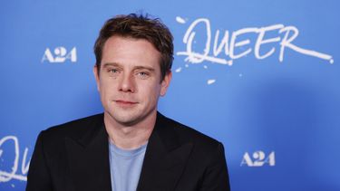 El diseñador de moda británico-irlandés Jonathan Anderson llega al estreno de Queer de A24 en el Teatro DGA de Los Ángeles el 13 de noviembre de 2024.