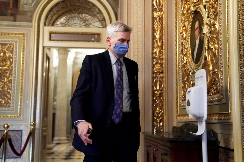 El senador republicano Bill Cassidy camina en el Capitolio después de que el Senado absolvió al expresidente Donald Trump en su segundo juicio político en el Senado, el sábado 13 de febrero de 2021, en Washington.&nbsp;