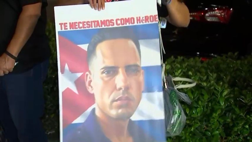 La comunidad exiliada cubana se reunió en las afueras de Versailles, mostrando unidad y apoyo al preso político Yosvany Rosell García Caso.