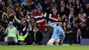 El noruego Erling Haaland celebra el gol anotado de penal en el minuto 95 por el Manchester City