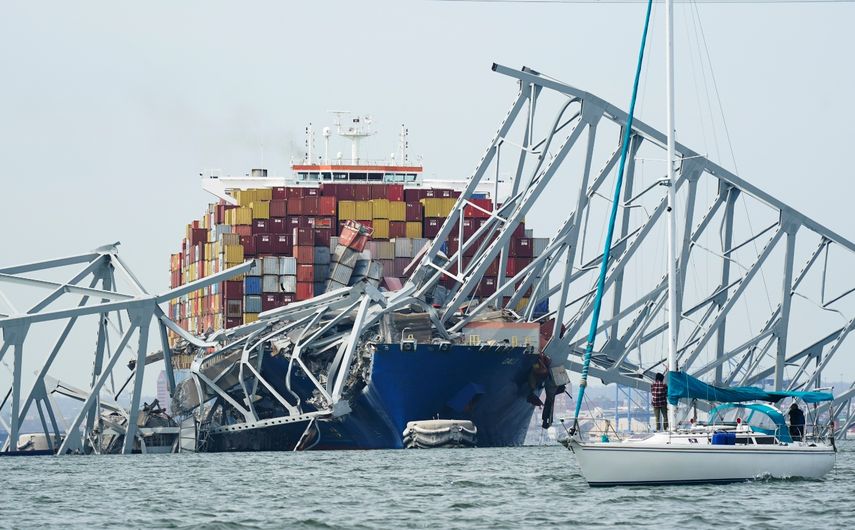 Un carguero atorado debajo de parte de la estructura del puente Francis Scott Key luego de que impactó una columna de apoyo e hizo colapsar el puente, el martes 26 de marzo de 2024, en Baltimore, Maryland. (AP Foto/Steve Helber)