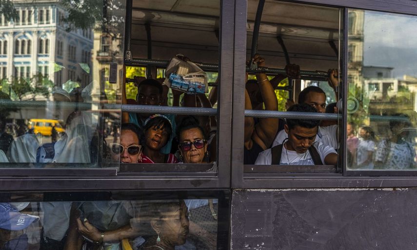 La gente viaja en un autobús completamente lleno en La Habana, Cuba, el jueves 6 de abril de 2023.