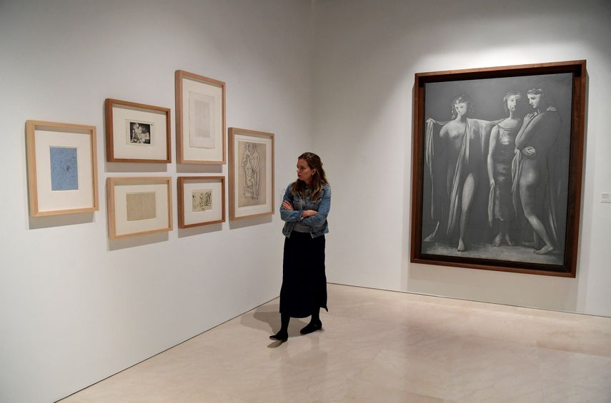 Un visitante camina cerca de una pintura al óleo y carboncillo titulada Las Tres Gracias (París, 1923) durante la inauguración oficial de la exposición Pablo Picasso: estructuras de invención, la unidad de la obra de una vida en el Museo Picasso de Málaga, el 18 de marzo de 2024. &nbsp;