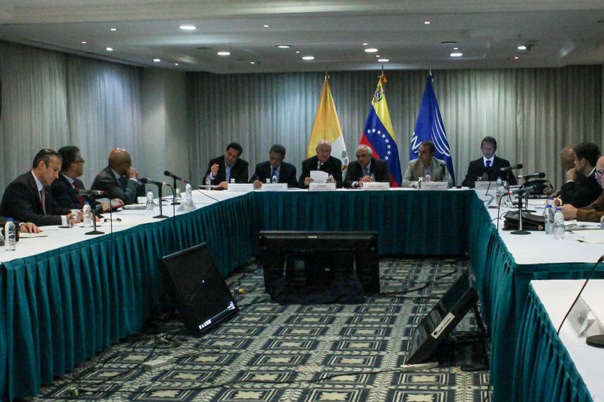 Ni los representantes del gobierno ni los de la oposición realizaron declaraciones al concluir el encuentro de este viernes&nbsp;