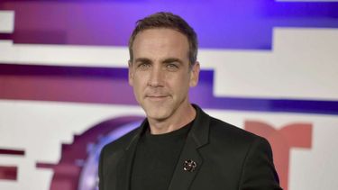 Carlos Ponce llega a la ceremonia de los Latin American Music Awards el 17 de octubre de 2019 en Los Ángeles. El actor y cantante puertorriqueño participa en una campaña de concientización sobre el cáncer de mama para alertar a los hombres de que esta enfermedad también les afecta a ellos.