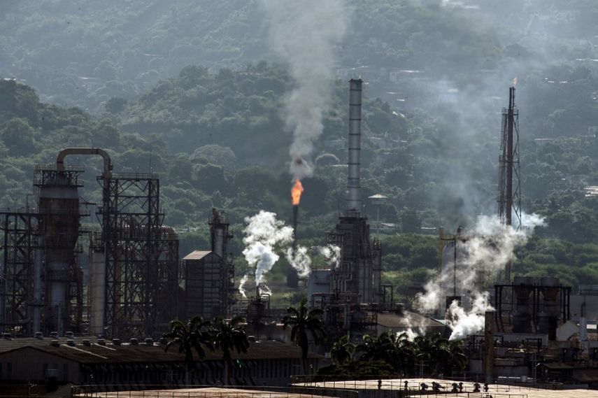 Vista de una planta de refinación petrolera de la estatal Petróleos de Venezuela (PDVSA) en Puerto La Cruz, estado de Anzoátegui, Venezuela, el 4 de noviembre de 2021. &nbsp;