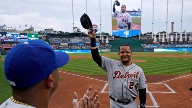 El venezolano Salvador Pérez, de los Reales de Kansas City, aplaude a su compatriota Miguel Cabrera, de los Tigres de Detroit, durante un homenaje realizado el miércoles 19 de julio de 2023. Los Marlins de Miami tienen una noche preparada para la ceremonia de despedida de su exjugador en el Loan Depot Park