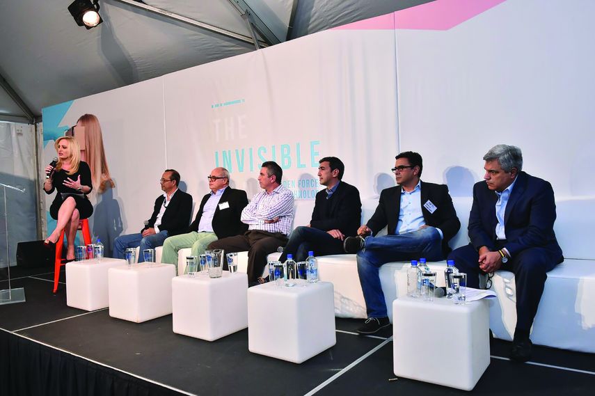 El director de DIARIO LAS AMÈRICAS, Osmín Martínez (5to. izq. a der.) entre destacados panelistas. (A.MATA)