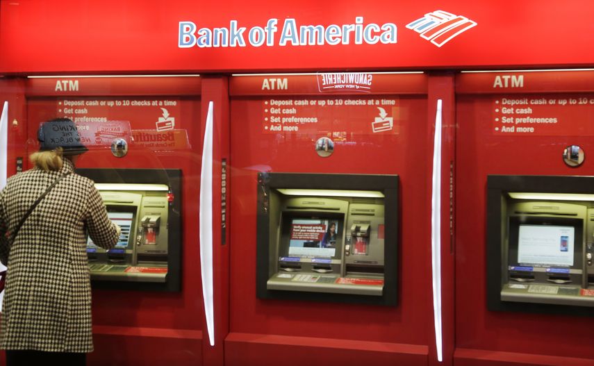Un cliente utliza un cajero automático de Bank of America en Nueva York.&nbsp;