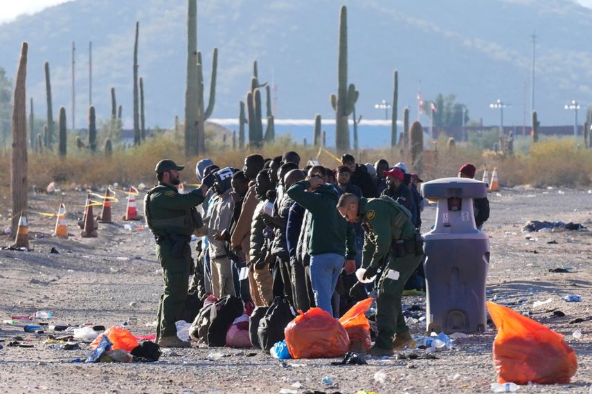 Personal de la Patrulla Fronteriza y del Servicio de Aduanas y Protección Fronteriza de Estados Unidos ayuda a unos migrantes en Lukeville, Arizona.