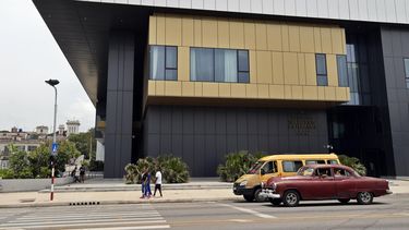 &nbsp;Personas transitan frente a un hotel este miércoles, en La Habana (Cuba).