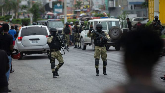 La policía intenta mantener la seguridad en Puerto Príncipe, Haití, el jueves 14 de julio de 2022.&nbsp;