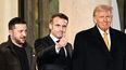 El presidente de Francia, Emmanuel Macron (C), está flanqueado por el presidente electo de Estados Unidos, Donald Trump (RO, y el presidente de Ucrania, Volodymyr Zelensky (2.o a la izquierda), después de una reunión en el Palacio Presidencial del Elíseo en París el 7 de diciembre de 2024. Trump hace su primer viaje internacional desde su victoria electoral, preparándose para un día de intensa diplomacia antes de asistir a la ceremonia de reapertura de la catedral de Notre Dame restaurada tras el incendio de 2019.