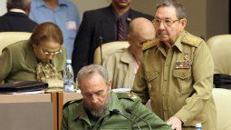 El dictador cubano Fidel Castro (izq.) es asistido por su hermano Raúl Castro, ministro de las Fuerzas Armadas, para tomar asiento el 23 de diciembre de 2004 en La Habana.&nbsp;