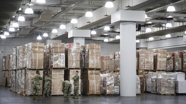 Miembros de la Guardia Nacional permanecen junto a cajas de suministros m&eacute;dicos en el Centro Jacob Javits, el lunes 23 de marzo de 2020, en Nueva York.