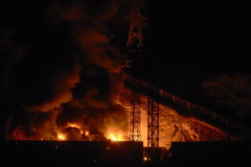 Imagen del incendio en Fuerte Tiuna, el mayor complejo militar de Venezuela, tras una serie de explosiones en Caracas el 3 de enero de 2026.