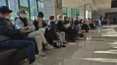 Familiares de fallecidos esperan a que se complete el proceso de cremación en un recinto funerario en Shanghái, China, el 4 de enero de 2023.&nbsp;