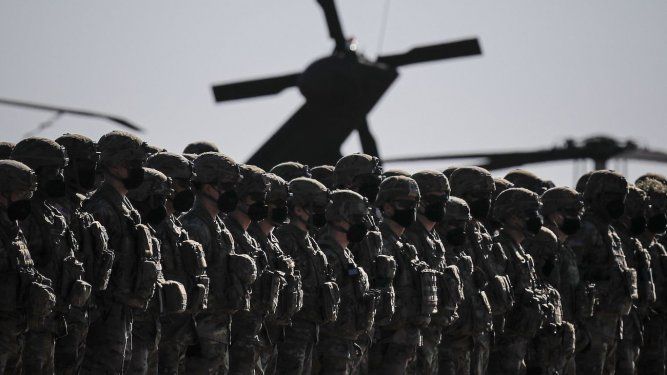 Soldados estadounidenses, en formación durante una visita del secretario general de la OTAN, Jens Stoltenberg, a la base aérea Mihail Kogalniceanu, cerca de la ciudad portuaria de Constanta, en el Mar Negro, al este de Rumanía, el 11 de febrero de 2022.&nbsp;