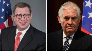 Goldstein (i), uno de los asistentes más cercanos de Tillerson (d) en el Departamento de Estado, agregó que el destituido secretario de Estado no habló con el presidente y que desconoce la razón de su reemplazo.