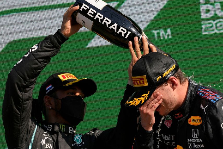 Lewis Hamilton lidera la Fórmula 1 con solo dos puntos de diferencia sobre Max Verstappen