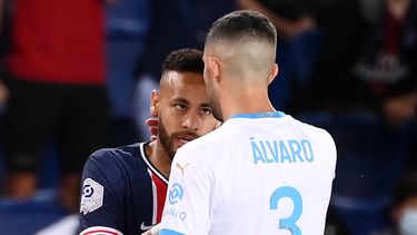 El brasile&ntilde;o Neymar y el espa&ntilde;ol &Aacute;lvaro Gonz&aacute;lez se encaran en un juego entre el PSG y el Marsella, de la Ligue 1, el 13 de septiembre