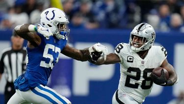 Josh Jacobs, corredor de los Raiders de Las Vegas, elude a Justin March, linebacker de los Colts de Indianápolis, durante el partido de NFL el domingo 2 de enero de 2022