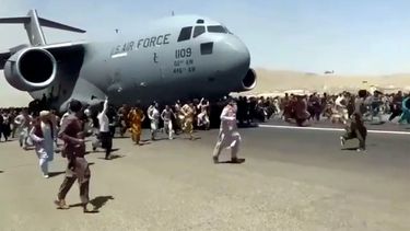 Cientos de personas corren junto a un avión militar de EEUU que se apresta a despegar en el aeropuerto de Kabul el lunes 16 de agosto del 2021, tras la toma del poder por parte del Talibán.&nbsp;