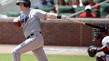 Garrett Cooper de los Marlins de Miami conecta un sencillo ante los Bravos de Atlanta el domingo 24 de abril del 2022.&nbsp;