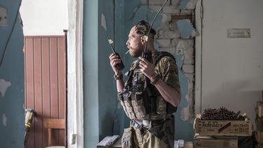 Un soldado ucraniano sostiene dos radios durante intensos combates en la línea del frente en Severodonetsk, en la región de Luhansk, Ucrania, el 8 de junio de 2022. (AP Foto/Oleksandr Ratushniak