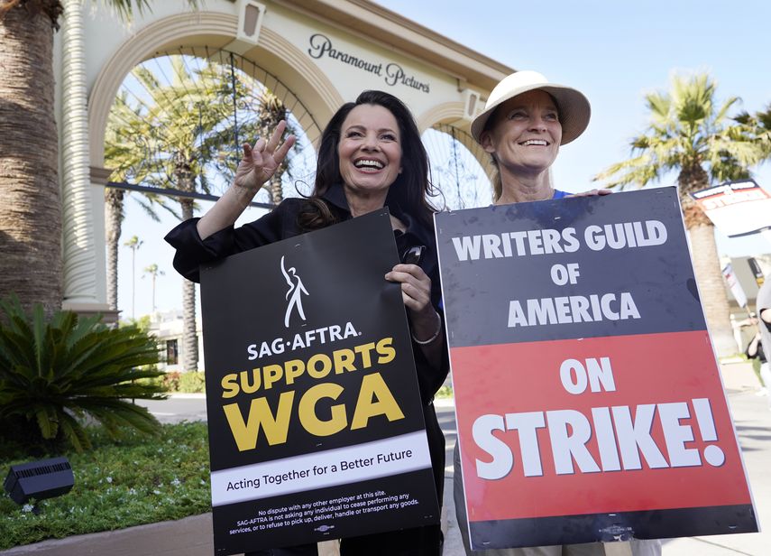 Fran Drescher, izquierda, presidenta del sindicato de actores SAG-Aftra, y Meredith Stiehm, presidenta del Sindicato de Guionistas de Estados Unidos posan juntas durante una manifestación fuera del estudio de Paramount Pictures en Los Ángeles el 8 de mayo de 2023. Ambas, son actores claves en las huelgas.