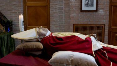 El Vaticano difundió las primeras fotos del cuerpo de Benedicto XVI, fallecido el sábado a los 95 años.