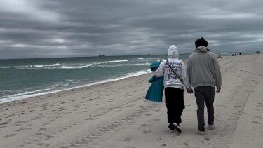 Una pareja camina por la playa de Miami Beach con temperaturas bajas.&nbsp;