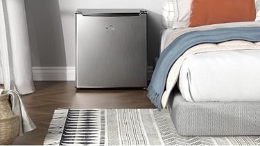 Un mini refrigerador en habitación