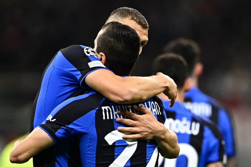 El delantero del Inter, Edin Dzeko (izquierda), celebra con el centrocampista Henrikh Mkhitaryan luego de un tanto ante el Milan en la semifinal de la Liga de Campeones.
