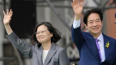 El presidente de Taiwán, Lai Ching-te (derecha), saluda junto a la presidenta saliente, Tsai Ing-wen, durante la ceremonia de inauguración en el edificio de oficinas presidenciales