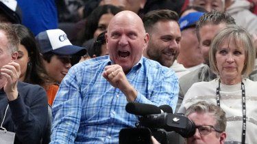 El dueño de los Clippers de Los Ángeles Clippers Steve Ballmer (centro) durante el segundo tiempo del partido de NBA contra los Suns de Phoenix, el lunes 8 de enero de 2024.&nbsp;