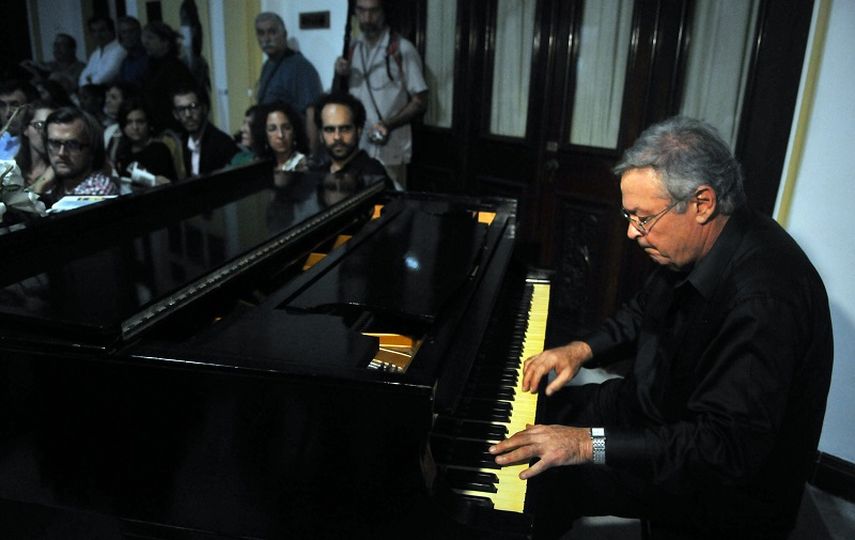 El compositor y pianista cubano Segio Vitier interpretando el tema de la cinta Fresa y Chocolate, 2013. (EFE).