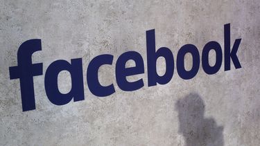 Foto de un logo de Facebook en un congreso de empresas de recién inicio en París, el 17 de enero de 2017. 