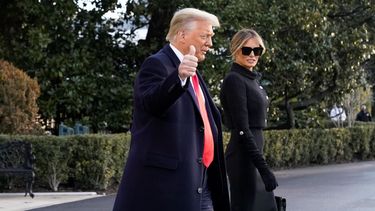 El presidente Donald Trump y la primera dama Melania Trump se dirigen hacia el Marine One en la Casa Blanca el miércoles 20 de enero del 2021 en Washington. Trump se dirige a su resort Mar-a-Lago Florida.