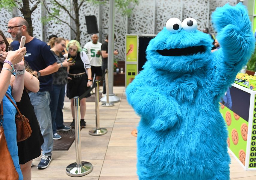 El Monstruo de las Galletas, personaje de Plaza Sésamo, se une a los huéspedes del DoubleTree by Hilton Times Square South el viernes 4 de agosto de 2023.