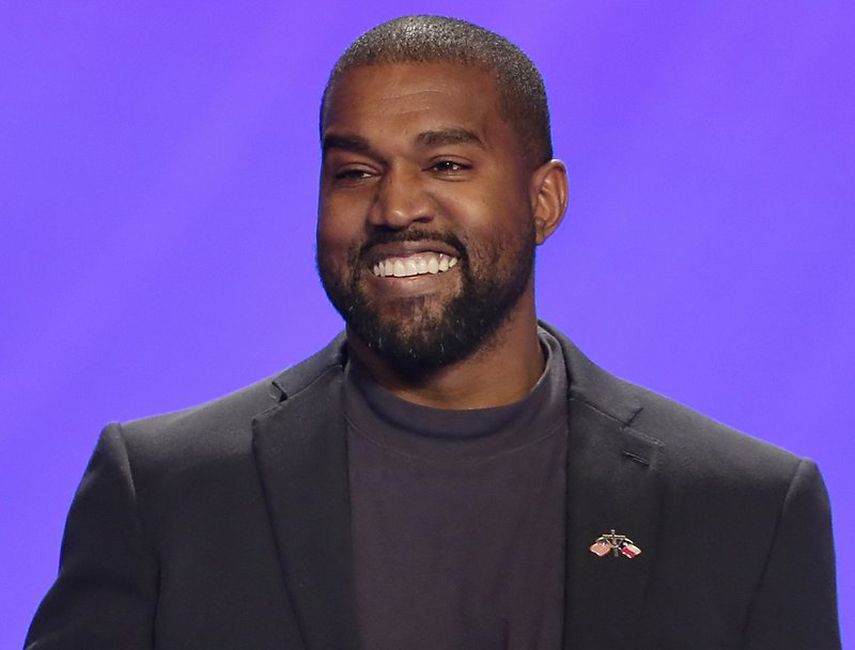 En esta foto del 17 de noviembre de 2019, Kanye West durante un servicio en la Iglesia de Lakewood en Houston. El rapero&nbsp;calific&oacute; para aparecer en la boleta presidencial de Oklahoma.