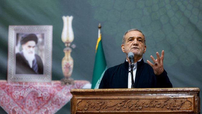 El presidente de Irán, Masoud Pezeshkian, ofrece un discurso en el aniversario de la muerte del exlíder supremo del país, el ayatolá Ruhollah Jomeini, en el mausoleo de este último en Teherán, el 3 de junio de 2025.