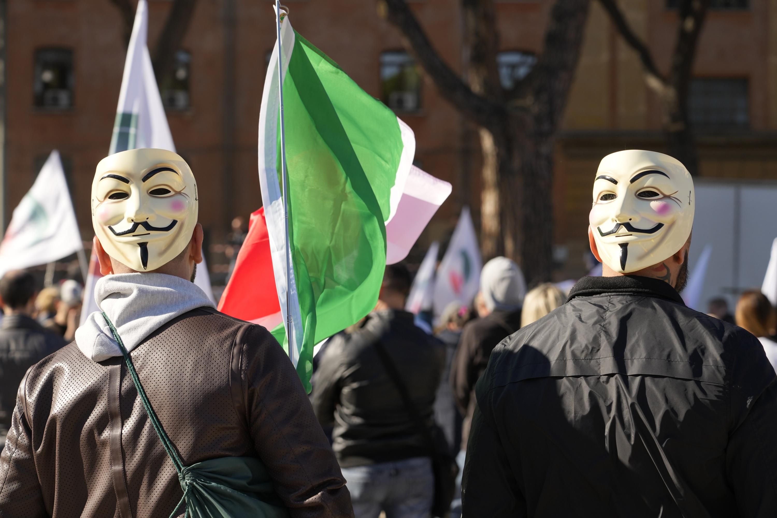 Pasaporte sanitario para trabajadores hace estallar a Italia Pasaporte sanitario para trabajadores hace estallar a Italia