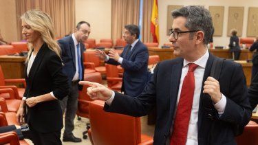 El ministro de la Presidencia, Relaciones con las Cortes y Justicia, Félix Bolaños, a su salida de comparecer en la Comisión Constitucional, en el Congreso de los Diputados. A su lado la portavoz adjunta del grupo parlamentario del PP Cayetana Álvarez de Toledo. &nbsp;